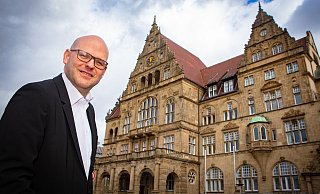 Jan Maik Schlifter, Vorsitzender der Bielefelder FDP, tritt als Oberbürgermeister-Kandidat an. - Mike-Dennis Müller Jan Maik Schlifter, Vorsitzender der Bielefelder FDP, tritt als Oberbürgermeister-Kandidat an. - Mike-Dennis Müller