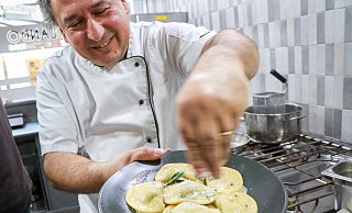 Auf die fertigen Ravioli mit Salbeibutter streut Orlando Rollo zum Schluss noch etwas Pfeffer, Parmesan und Salz. - Holger Kosbab Auf die fertigen Ravioli mit Salbeibutter streut Orlando Rollo zum Schluss noch etwas Pfeffer, Parmesan und Salz. - Holger Kosbab