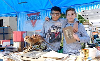 Kenan (l.) und Hussein verkaufen Trödel zugunsten des CVJM Rahden. - Heike von Schulz Kenan (l.) und Hussein verkaufen Trödel zugunsten des CVJM Rahden. - Heike von Schulz