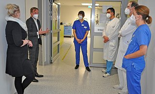 Daniel Sieveke (2.v.l.), tauscht sich mit Pflegedirektorin Anna Beringhoff (l.) und Mitarbeitenden des Teams der Intensivstation sowie der Anästhesie aus. - C. Bernert / Brüderkrankenhaus Daniel Sieveke (2.v.l.), tauscht sich mit Pflegedirektorin Anna Beringhoff (l.) und Mitarbeitenden des Teams der Intensivstation sowie der Anästhesie aus. - C. Bernert / Brüderkrankenhaus