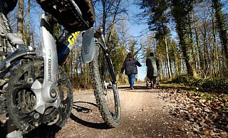 Das Miteinander zwischen Mountainbikern und Wanderern ist nicht immer ganz einfach. Auf den Wegen wird es immer enger. - picture alliance / dpa Das Miteinander zwischen Mountainbikern und Wanderern ist nicht immer ganz einfach. Auf den Wegen wird es immer enger. - picture alliance / dpa