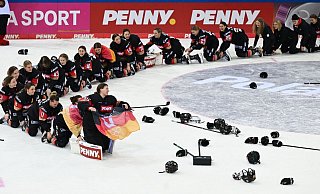 Die deutschen Eishockey-Frauen jubeln über die Olympia-Qualifikation. - Carmen Jaspersen/dpa Die deutschen Eishockey-Frauen jubeln über die Olympia-Qualifikation. - Carmen Jaspersen/dpa