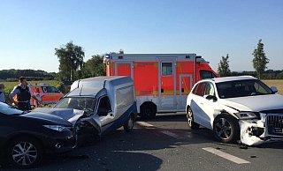 Drei Fahrzeuge wurden bei einem Unfall nahe der Alten Schanze beschädigt. - Feuerwehr Paderborn Drei Fahrzeuge wurden bei einem Unfall nahe der Alten Schanze beschädigt. - Feuerwehr Paderborn