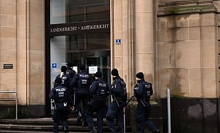 Polizisten sichern das Gerichtsgebäude in Duisburg. - Federico Gambarini/dpa Polizisten sichern das Gerichtsgebäude in Duisburg. - Federico Gambarini/dpa