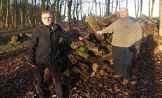 Henryk Rosenbaum (l.) und Ortsbürgermeister Heinz-Jürgen Schmitt sorgen sich um ihr Maifest-Holz. - Burkhard Battran Henryk Rosenbaum (l.) und Ortsbürgermeister Heinz-Jürgen Schmitt sorgen sich um ihr Maifest-Holz. - Burkhard Battran