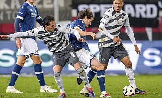 Mael Corboz (Mitte) war überzeugt, dass sein Team diesmal den Sieg verdient hatte. - IMAGO/foto2press Mael Corboz (Mitte) war überzeugt, dass sein Team diesmal den Sieg verdient hatte. - IMAGO/foto2press