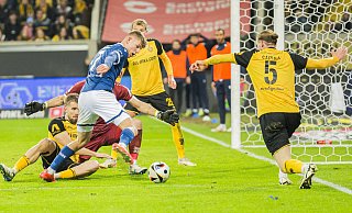Für Arminia-Stürmer Julian Kania und Co. gab es in Dresden kein Durchkommen. - IMAGO/Jan Huebner Für Arminia-Stürmer Julian Kania und Co. gab es in Dresden kein Durchkommen. - IMAGO/Jan Huebner