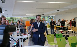 Wiedergewählt: Der alte und neue Bürgermeister Marco Diethelm starrte angespannt auf die Ergebniswand. Bis zur Auszählung des letzten Bezirks blieb die Wahl in Herzebrock-Clarholz offen. Diethelm gewann 9 Wahlbezirke, Harald Loermann 8. - Robert Becker Wiedergewählt: Der alte und neue Bürgermeister Marco Diethelm starrte angespannt auf die Ergebniswand. Bis zur Auszählung des letzten Bezirks blieb die Wahl in Herzebrock-Clarholz offen. Diethelm gewann 9 Wahlbezirke, Harald Loermann 8. - Robert Becker