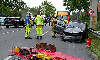 Bei der Kollision zwischen zwei Personenwagen auf dem Heinz-Nixdorf-Ring in Höhe des Ahorn-Ballparks wurden Samstagmittag fünf der sechs Insassen verletzt. - Ralph Meyer Bei der Kollision zwischen zwei Personenwagen auf dem Heinz-Nixdorf-Ring in Höhe des Ahorn-Ballparks wurden Samstagmittag fünf der sechs Insassen verletzt. - Ralph Meyer