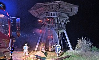 Die Freiwillige Feuerwehr bei den Löscharbeiten zum brennenden Eggeturm auf dem preußischen Velmerstot in Steinheim. - Müther/Freiwillige Feuerwehr Horn-Bad Meinberg Die Freiwillige Feuerwehr bei den Löscharbeiten zum brennenden Eggeturm auf dem preußischen Velmerstot in Steinheim. - Müther/Freiwillige Feuerwehr Horn-Bad Meinberg