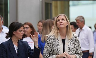 Kirsty Coventry (r) äußert sich zum Start von russischen Athleten bei Winter-Olympia in Italien - Antonio Calanni/AP/dpa Kirsty Coventry (r) äußert sich zum Start von russischen Athleten bei Winter-Olympia in Italien - Antonio Calanni/AP/dpa