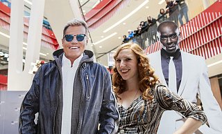 Heute wagt NW-Mitarbeiterin Sonja Vollmer einen Selbstversuch beim UFA-Casting im Loom. Posieren mit Dieter Bohlen und Bruce Darnell gehört irgendwie dazu, auch wenn sie nur aus Pappe sind. - Jörg Dieckmann | Dieckmann-Fotodesign Heute wagt NW-Mitarbeiterin Sonja Vollmer einen Selbstversuch beim UFA-Casting im Loom. Posieren mit Dieter Bohlen und Bruce Darnell gehört irgendwie dazu, auch wenn sie nur aus Pappe sind. - Jörg Dieckmann | Dieckmann-Fotodesign