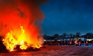 Bis zu 800 Personen waren im vergangenen Jahr beim Osterfeuer in Holsen vor Ort am Sportplatz. - Gerald Dunkel Bis zu 800 Personen waren im vergangenen Jahr beim Osterfeuer in Holsen vor Ort am Sportplatz. - Gerald Dunkel