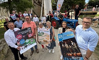 Traktoren, Oldtimer, Kulturschaffende und viele Ehrenamtler sorgen für das volle Programm beim Hederauenfest. - Jens Reddeker Traktoren, Oldtimer, Kulturschaffende und viele Ehrenamtler sorgen für das volle Programm beim Hederauenfest. - Jens Reddeker