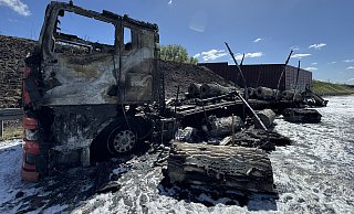 Die Feuerwehr war über Stunden mit den Löscharbeiten des Lkw-Brandes auf der A33 beschäftigt. - Paul Brinkmann Die Feuerwehr war über Stunden mit den Löscharbeiten des Lkw-Brandes auf der A33 beschäftigt. - Paul Brinkmann