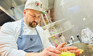 Benedikt Paus aus Paderborn vom Restaurant "El Chingon" bereitet in der Bielefelder Küche die Speisen vor für die Lieferung. - Stefan Becker Benedikt Paus aus Paderborn vom Restaurant "El Chingon" bereitet in der Bielefelder Küche die Speisen vor für die Lieferung. - Stefan Becker