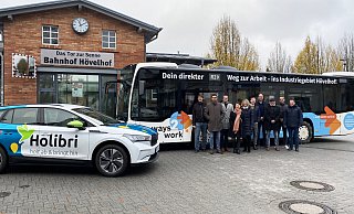 Freuen sich, dass das Industriegebiet Hövelhof-Nord bald mit dem ÖPNV erreichbar ist: Moritz Pucker (v. l.), Matthias Klöpper, Marko Waymann, Verena Rettig, Valerie Manigel, Max Meier, Rolf Henrichsmeyer, Jörg Großestrangmann, Christian Vullhorst und NPH-Geschäftsführer Marcus Klugmann. - NPH Freuen sich, dass das Industriegebiet Hövelhof-Nord bald mit dem ÖPNV erreichbar ist: Moritz Pucker (v. l.), Matthias Klöpper, Marko Waymann, Verena Rettig, Valerie Manigel, Max Meier, Rolf Henrichsmeyer, Jörg Großestrangmann, Christian Vullhorst und NPH-Geschäftsführer Marcus Klugmann. - NPH