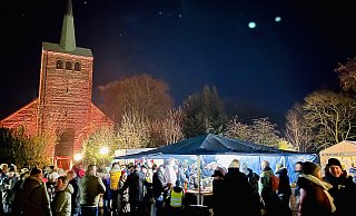 2022 fand der Weihnachtsmarkt erstmals zwischen Kirche und Gemeindehaus statt. - Stefan Becker 2022 fand der Weihnachtsmarkt erstmals zwischen Kirche und Gemeindehaus statt. - Stefan Becker