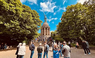 Arminia-Fans pilgern am Wochenende, 17. und 18. Mai, in Massen zum Hermannsdenkmal für das Erinnerungsfoto vor dem Pokalfinale. - Dirk-Ulrich Brüggemann Arminia-Fans pilgern am Wochenende, 17. und 18. Mai, in Massen zum Hermannsdenkmal für das Erinnerungsfoto vor dem Pokalfinale. - Dirk-Ulrich Brüggemann