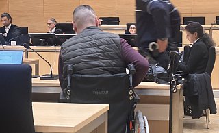 Der 36-jährige Mindener ist in der Nacht zum 3. März 2024 in der Obermarktstraße massiv attackiert worden. Heute ist er auf einen Rollstuhl angewiesen. Die Narben am Kopf erinnern an die lebensrettenden Operationen im Klinikum. MT-Foto: - Alex Lehn Der 36-jährige Mindener ist in der Nacht zum 3. März 2024 in der Obermarktstraße massiv attackiert worden. Heute ist er auf einen Rollstuhl angewiesen. Die Narben am Kopf erinnern an die lebensrettenden Operationen im Klinikum. MT-Foto: - Alex Lehn