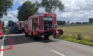 Die Feuerwehr ist mit mehreren Fahrzeugen vor Ort. - Janina Schrader Die Feuerwehr ist mit mehreren Fahrzeugen vor Ort. - Janina Schrader