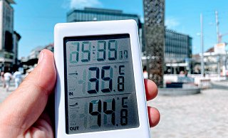 In der Sonne ist es auf dem Jahnplatz neun Grad wärmer als im Schatten. - Eike J. Horstmann In der Sonne ist es auf dem Jahnplatz neun Grad wärmer als im Schatten. - Eike J. Horstmann