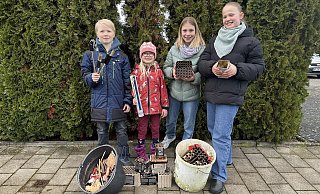 Leander (v. l.), Minea, Luise und Lotta haben am Neujahrstag ganz viel Feuerwerks- und Böllermüll gesammelt. - Ingrun Waschneck Leander (v. l.), Minea, Luise und Lotta haben am Neujahrstag ganz viel Feuerwerks- und Böllermüll gesammelt. - Ingrun Waschneck