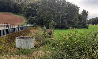 Dammkrone und Überlauf des Rückhaltebeckens Hörler Bach bei Welda. Der Damm berge bei Starkregenereignissen ein hohes Risiko, sagen Fachleute. - Dieter Scholz Dammkrone und Überlauf des Rückhaltebeckens Hörler Bach bei Welda. Der Damm berge bei Starkregenereignissen ein hohes Risiko, sagen Fachleute. - Dieter Scholz