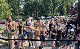 Eine lange Schlange zieht sich vom Freibad die Straße Zum Meierhof in Verl hinunter. - Marcus Tschackert Eine lange Schlange zieht sich vom Freibad die Straße Zum Meierhof in Verl hinunter. - Marcus Tschackert