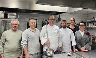 Mit Kelle ausgerüstet kochen die Herforder Gastronomen Leonardo Argentiero (Pizzeria Piccolo, v. l.), Thomas Fuchs (Pfälzer Weinstube), Hans-Jörg Dunker (Restaurant Am Osterfeuer) und Florian Wahl (Restaurant Steinmeyer) auf Einladung von Jana Ashworth (Einrichtungsleitung) und Birgit Nolte-Kristen (Vorstandsvorsitzende) für den Herforder Mittagstisch. - Dana Johanna Stoll Mit Kelle ausgerüstet kochen die Herforder Gastronomen Leonardo Argentiero (Pizzeria Piccolo, v. l.), Thomas Fuchs (Pfälzer Weinstube), Hans-Jörg Dunker (Restaurant Am Osterfeuer) und Florian Wahl (Restaurant Steinmeyer) auf Einladung von Jana Ashworth (Einrichtungsleitung) und Birgit Nolte-Kristen (Vorstandsvorsitzende) für den Herforder Mittagstisch. - Dana Johanna Stoll
