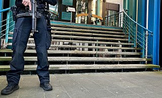 Polizeischutz rund um das Landgericht Bielefeld. Schwer bewaffnete Polizisten schützen den Mordprozess Besar Nimani. - Jens Reichenbach Polizeischutz rund um das Landgericht Bielefeld. Schwer bewaffnete Polizisten schützen den Mordprozess Besar Nimani. - Jens Reichenbach