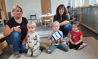 Freuen sich auf die Bewegung im Haus: Erzieherin Gabriela Schlüter (v. l), Elian, Leonie und Evelin sowie Kita-Leiterin Birgit Henze. - Dieter Scholz Freuen sich auf die Bewegung im Haus: Erzieherin Gabriela Schlüter (v. l), Elian, Leonie und Evelin sowie Kita-Leiterin Birgit Henze. - Dieter Scholz