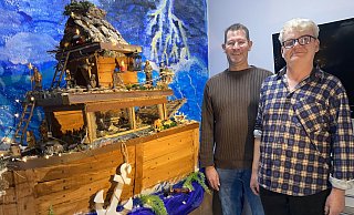 Andreas Recker (l.) und Udo Boni Schmidtmeyer haben sich mächtig ins Zeug gelegt, um in ihrem Wohnzimmer eine große Krippe aufzubauen. - Markus Voss Andreas Recker (l.) und Udo Boni Schmidtmeyer haben sich mächtig ins Zeug gelegt, um in ihrem Wohnzimmer eine große Krippe aufzubauen. - Markus Voss