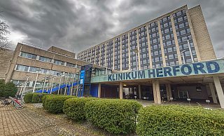 Dunkle Wolken über den Kreiskliniken Herford-Bünde: Das kommunale Krankenhaus hat – wie 80 Prozent der Krankenhäuser bundesweit, so Vorstandssprecher Thomas Breidenbach – finanzielle Probleme.?Foto: Katharina Eisele - Katharina Eisele Dunkle Wolken über den Kreiskliniken Herford-Bünde: Das kommunale Krankenhaus hat – wie 80 Prozent der Krankenhäuser bundesweit, so Vorstandssprecher Thomas Breidenbach – finanzielle Probleme.?Foto: Katharina Eisele - Katharina Eisele