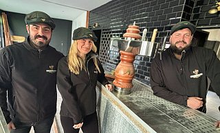 Ferhat Kali, Serda Kali und Johnathon Palmer haben schon stilecht grüne Schiebermützen mit der irischen Harfe auf dem Kopf – und Jacken mit dem Leprechaun-Logo. - Eike J. Horstmann Ferhat Kali, Serda Kali und Johnathon Palmer haben schon stilecht grüne Schiebermützen mit der irischen Harfe auf dem Kopf – und Jacken mit dem Leprechaun-Logo. - Eike J. Horstmann