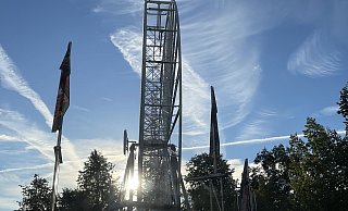 Die Sonne geht auf über dem Riesenrad, das gerade auf dem Kühlmannplatz aufgebaut wird. Erstmals zu Gast auf "Verler Leben " ist das "Solar Wheel", das ausschließlich von Solarstrom angetrieben wird. - Nike Thöring Die Sonne geht auf über dem Riesenrad, das gerade auf dem Kühlmannplatz aufgebaut wird. Erstmals zu Gast auf "Verler Leben " ist das "Solar Wheel", das ausschließlich von Solarstrom angetrieben wird. - Nike Thöring