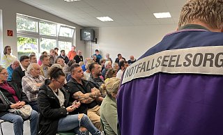 Bei dem Bürgerdialog in der Feuerwache Gehlenbeck waren auch zwei Notfallseelsorger vor Ort. Die Organisatoren der Veranstaltung wollten sich auf den Opferschutz fokussieren. - Amelie Halstenberg Bei dem Bürgerdialog in der Feuerwache Gehlenbeck waren auch zwei Notfallseelsorger vor Ort. Die Organisatoren der Veranstaltung wollten sich auf den Opferschutz fokussieren. - Amelie Halstenberg