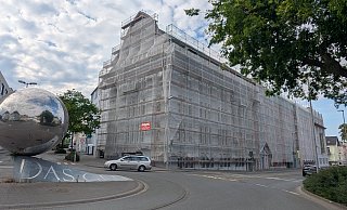 Das komplette Elsbach-Haus ist derzeit eingerüstet. Die denkmalgeschützte Fassade bekommt nicht nur einen neuen Anstrich. - Susanne Blersch Das komplette Elsbach-Haus ist derzeit eingerüstet. Die denkmalgeschützte Fassade bekommt nicht nur einen neuen Anstrich. - Susanne Blersch