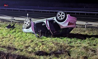 Das Auto blieb auf dem Dach liegen, die Fahrerin musste von der Feuerwehr befreit werden. - Feuerwehr Bad Oeynhausen Das Auto blieb auf dem Dach liegen, die Fahrerin musste von der Feuerwehr befreit werden. - Feuerwehr Bad Oeynhausen