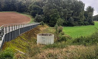 Das Hochwasserrückhaltebecken an der Hörler Straße bietet nach Ansicht der Experten für den Ortskern kaum Schutz. - Dieter Scholz Das Hochwasserrückhaltebecken an der Hörler Straße bietet nach Ansicht der Experten für den Ortskern kaum Schutz. - Dieter Scholz