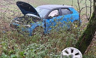 Mit ihrem Audi 1 landete die Fahrerin unterhalb des Maiweges im Grünland. Die 20-Jährige wurde bei dem Unfall verletzt. - Ralph Meyer Mit ihrem Audi 1 landete die Fahrerin unterhalb des Maiweges im Grünland. Die 20-Jährige wurde bei dem Unfall verletzt. - Ralph Meyer