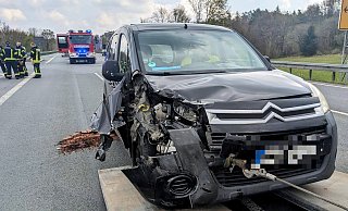Der Berlingo war mit einer vierköpfigen Familie besetetzt. Zwei Personen kamen vorsorglich ins Krankenhaus. - Burkhard Battran Der Berlingo war mit einer vierköpfigen Familie besetetzt. Zwei Personen kamen vorsorglich ins Krankenhaus. - Burkhard Battran