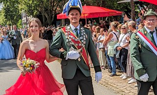 Jubel für das Gehrdener Königspaar Max Brenneke und Morgane Gehle. - Burkhard Battran Jubel für das Gehrdener Königspaar Max Brenneke und Morgane Gehle. - Burkhard Battran