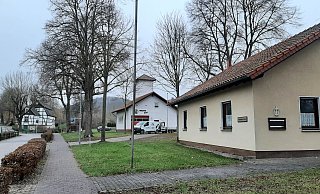 Alte Mühle (v. l.), Feuerwehr- und Musikhaus: Für die Einsatzkräfte der Freiwilligen Feuerwehr soll in Welda das Gerätehaus optimiert werden. - Dieter Scholz Alte Mühle (v. l.), Feuerwehr- und Musikhaus: Für die Einsatzkräfte der Freiwilligen Feuerwehr soll in Welda das Gerätehaus optimiert werden. - Dieter Scholz