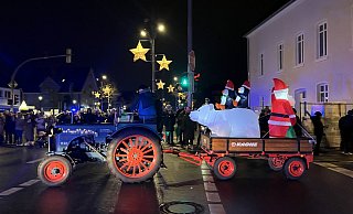 Sogar Eisbär und Pinguin schlossen sich mit dem Weihnachtsmann der weihnachtlichen Treckerfahrt durch Verl an. - Matthias Gans Sogar Eisbär und Pinguin schlossen sich mit dem Weihnachtsmann der weihnachtlichen Treckerfahrt durch Verl an. - Matthias Gans