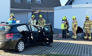 Ein Loch in der Seitenwand der Garage zeugt von der Wucht des Aufpralls des schwarzen BMW. - Ralph Meyer Ein Loch in der Seitenwand der Garage zeugt von der Wucht des Aufpralls des schwarzen BMW. - Ralph Meyer