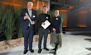 Daniel Hartmann (v. l.), Franz Reschke und Julia Gogrewe nach der Preisverleihung in Berlin. - Stadt Daniel Hartmann (v. l.), Franz Reschke und Julia Gogrewe nach der Preisverleihung in Berlin. - Stadt