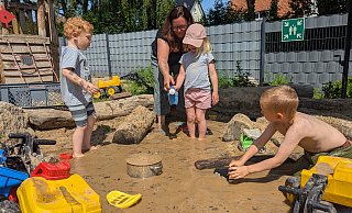 Silke Drömert wird für das neue Familienzentrum zuständig sein. Hier ist sie mit Kindern beim Spielen im Matschbereich der Kita Taka-Tuka-Land. - Susanne Blersch Silke Drömert wird für das neue Familienzentrum zuständig sein. Hier ist sie mit Kindern beim Spielen im Matschbereich der Kita Taka-Tuka-Land. - Susanne Blersch