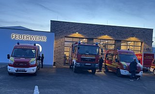 Zur Feier des Tages wurden die drei Fahrzeuge vor dem neuen Feuerwehrgerätehaus an der Demolder Straße präsentiert. - Elke Niedringhaus-Haasper Zur Feier des Tages wurden die drei Fahrzeuge vor dem neuen Feuerwehrgerätehaus an der Demolder Straße präsentiert. - Elke Niedringhaus-Haasper