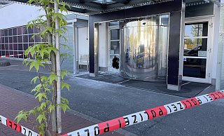Die Polizei hat den Eingangsbereich des Casinos nach dem Einbruch mit Flatterband abgesperrt. - Nicole Bliesener Die Polizei hat den Eingangsbereich des Casinos nach dem Einbruch mit Flatterband abgesperrt. - Nicole Bliesener